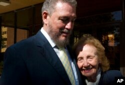 Mirta Díaz-Balart durante uno de sus viajes a Cuba el 14 de noviembre de 2008, abrazada junto a su hijo, Fidel Castro Díaz Balart, quien llegó a ser Asesor Científico del Consejo de Estado y Vicepresidente de la Academia de Ciencias de Cuba. AP Photo/Ismael Francisco/PL