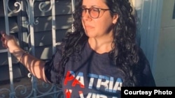 "Quieren evitar el más mínimo contacto con la gente": periodista independiente Camila Acosta bajo vigilancia